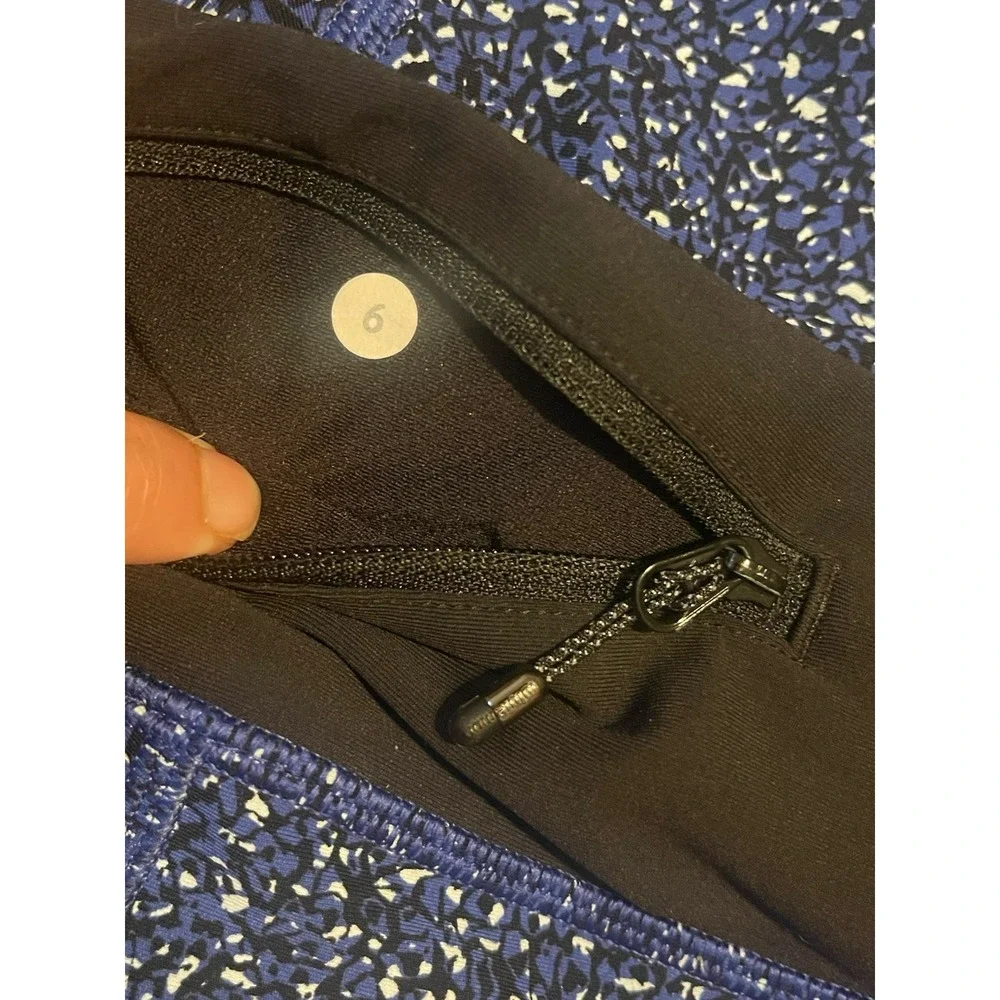 Lululemon Woman's Blue Pattern Athletic Leggings Size 6‎
